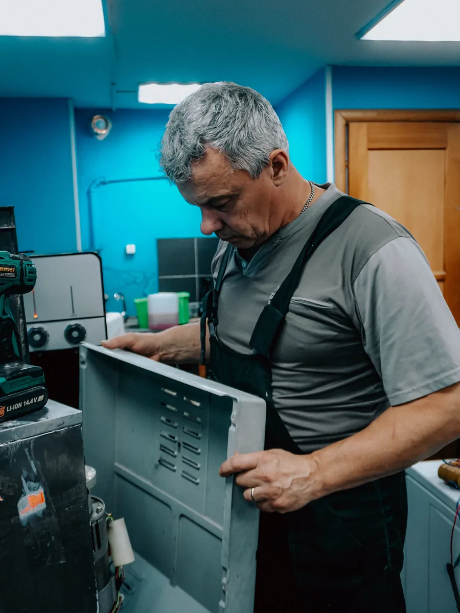Técnico avaliando a lavadora antes de passar o orçamento