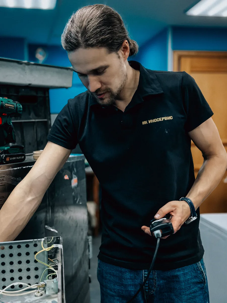Técnico testando equipamento de refrigeração com instrumento de medição